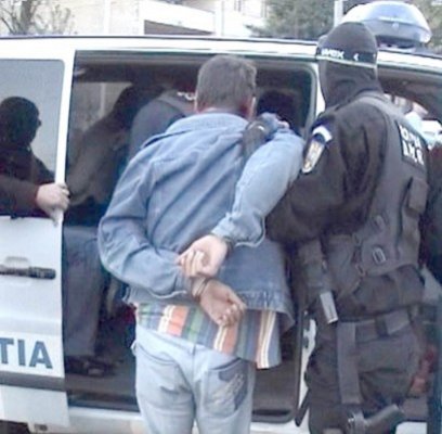 Un tâlhar de 15 ani jefuia bătrâne în scara blocului